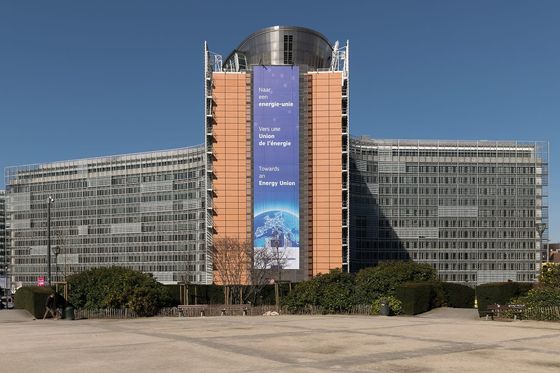 Berlaymont-Gebäude der EU-Kommission in Brüssel mit großem Banner unter blauem Himmel