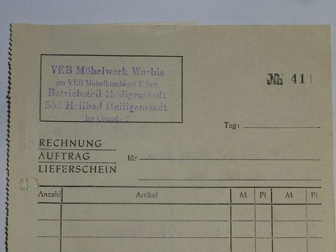 Alter Rechnungsvordruck mit Firmenstempel, Nummer und Spalten für Anzahl, Artikel und Betrag