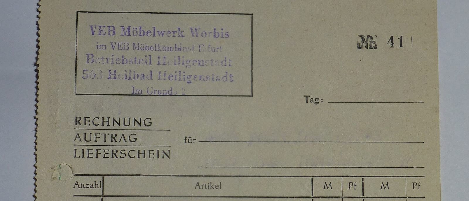 Alter Rechnungsvordruck mit Firmenstempel, Nummer und Spalten für Anzahl, Artikel und Betrag