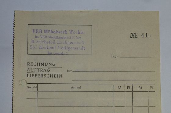 Alter Rechnungsvordruck mit Firmenstempel, Nummer und Spalten für Anzahl, Artikel und Betrag
