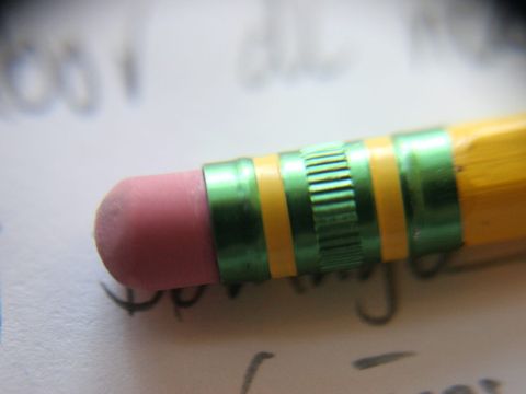 Radiergummi am Ende eines gelben Bleistifts über handschriftlichen Notizen