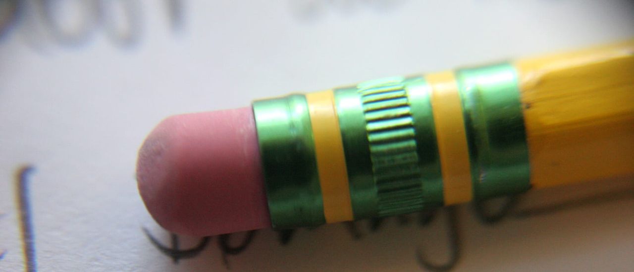 Radiergummi am Ende eines gelben Bleistifts über handschriftlichen Notizen