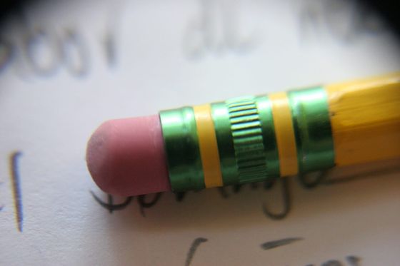Radiergummi am Ende eines gelben Bleistifts über handschriftlichen Notizen
